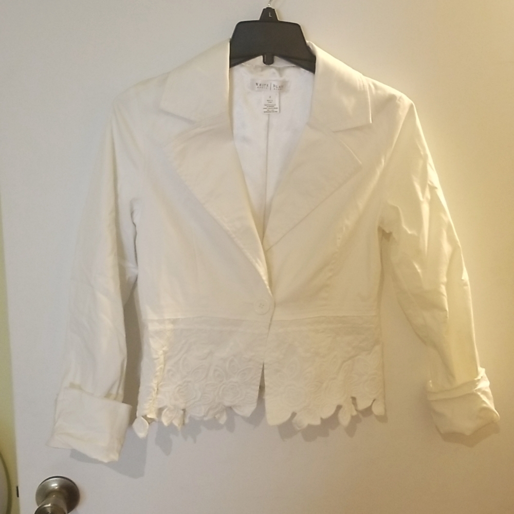 White House Black Market White Scalloped Hem Cropped Blazer